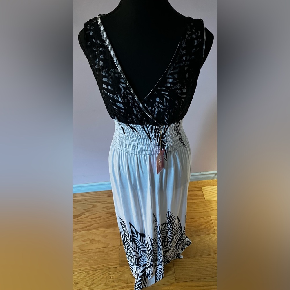 BNWT Beautiful Flowy B&W Maxi Dress size L - Picture 3 of 15